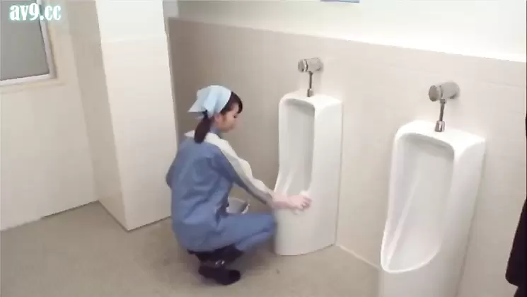 Asian cleaning lady fucked in the bathroom