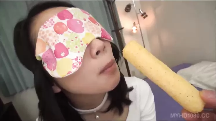 300 MAAN - 026 Let's hit the contents of the mouth with blindfold! Slender OL Ryoko on the way back from work (23)