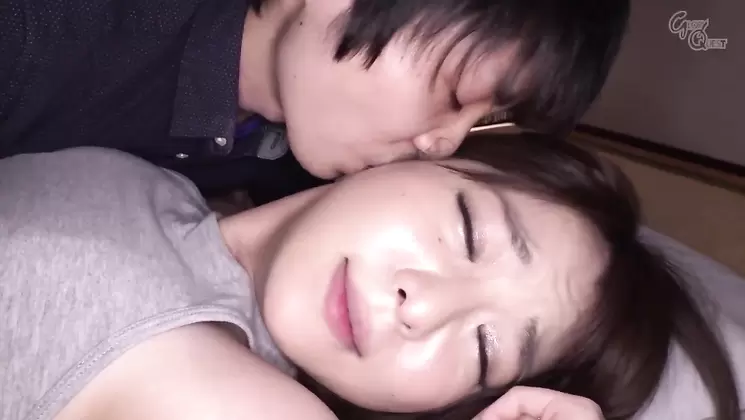 Night Crawling 9 - A Married Woman Gets Creampied Right Next to Her Sleeping Husband in the Middle of the Night