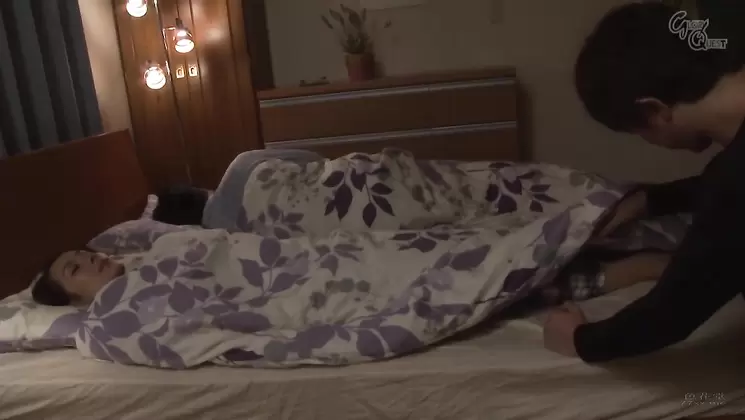 OVG-083 Wife Caught In The Middle Next To Her Husband Sleeping In The Middle Of The Night Crawling 2