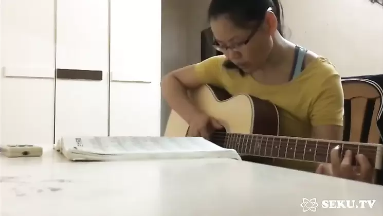 ChinaPorn 91猥琐家庭音乐老师教良家眼镜熟妇学弹吉它学一会想要福利强行扒掉衣