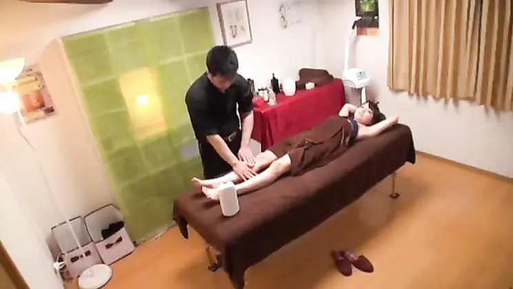 Japanese beauty enjoy specia oill massage service