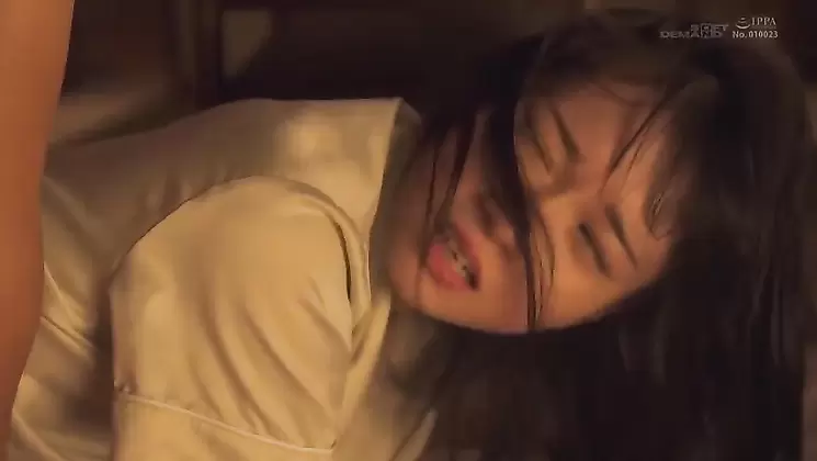 Active Idol Moeka Marui Who Is Forced To Smile