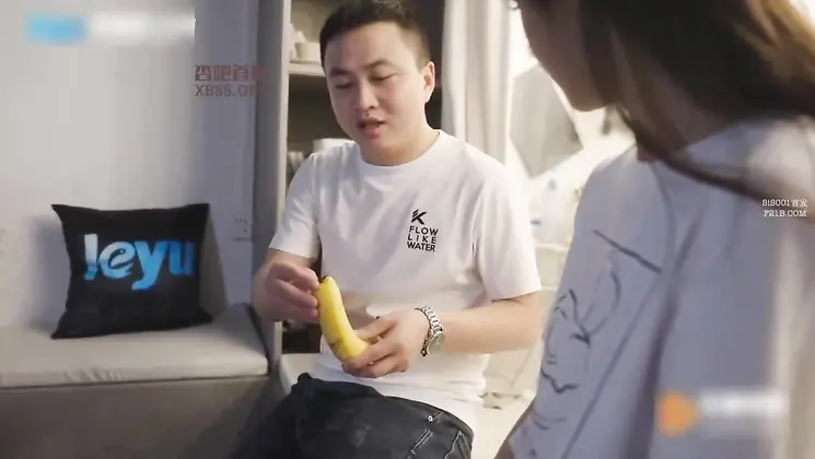 Domestic AV plot, mature peach brother and sister Banana talk Dong Xiaowan