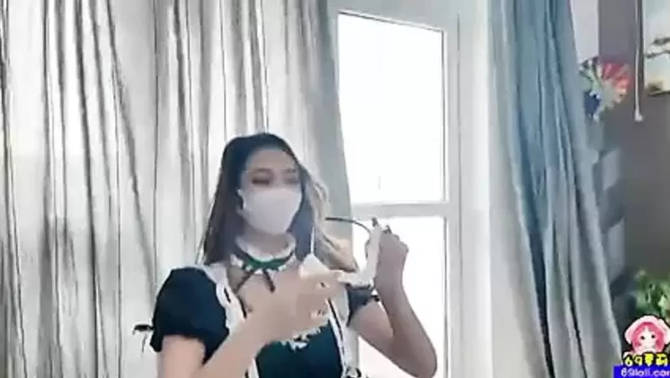 Asian Young Amateur Maid Gives Client Sucky