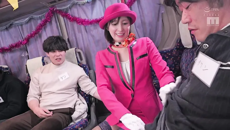 Japanese hottie, the Gravure Queen, joins the Fray Solo Bakobako Bus Tour for a wild orgy with creampies and