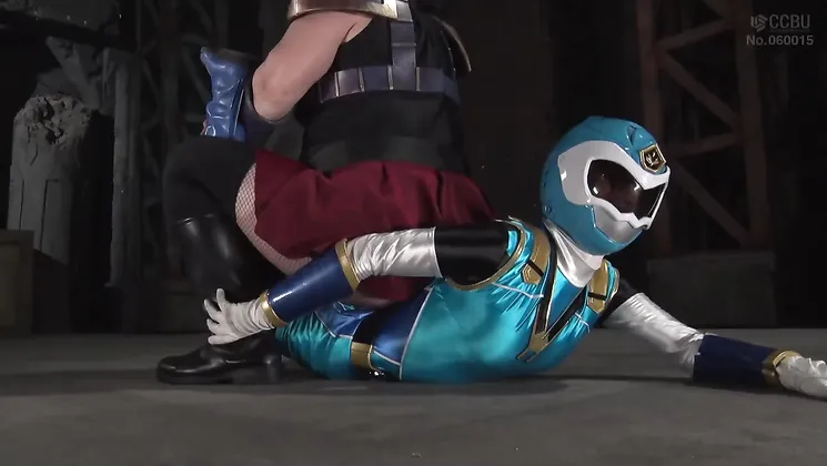 SPSE-01 Hisou Sentai Kageninja Blue is attacked by female executive Gomona in a brutal interrogation