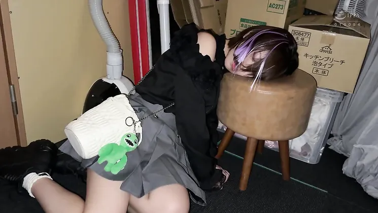 A Drunk Girl Who Couldn't Stand Up Pretend to Sleep Gangbang And Creampie Sex, Kashiwagi Konatsu